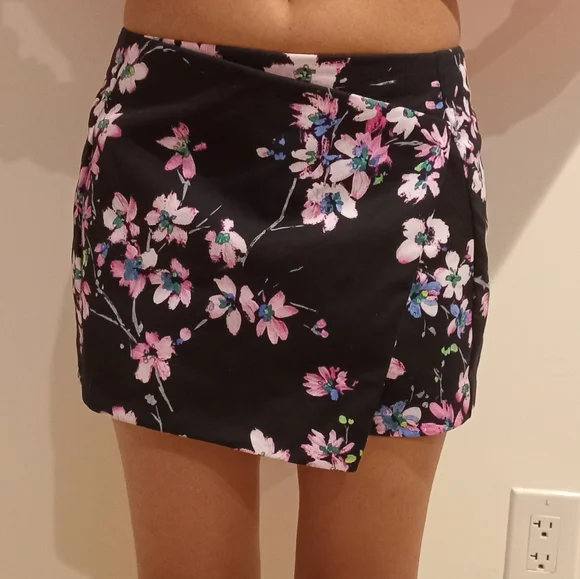 Floral Black Women's Shorts - Picture 3 of 9